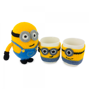 Set căni cu hăinuță și minion croșetat